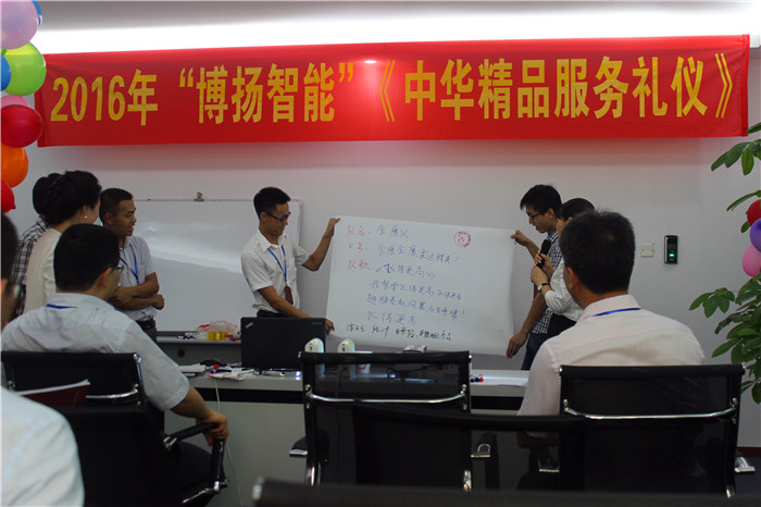 圖為金鷹隊(duì)在展示自己隊(duì)名、口號(hào)、隊(duì)歌、隊(duì)旗。